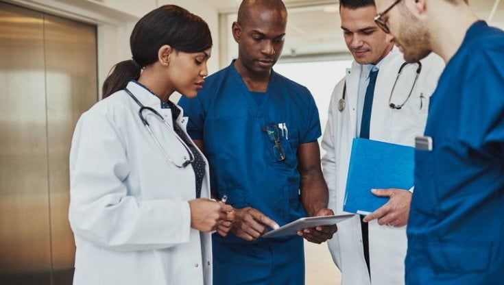 Immigrati, gli ospedali italiani aprono le porte ai medici stranieri: cadono le barriere in Piemonte e a Perugia