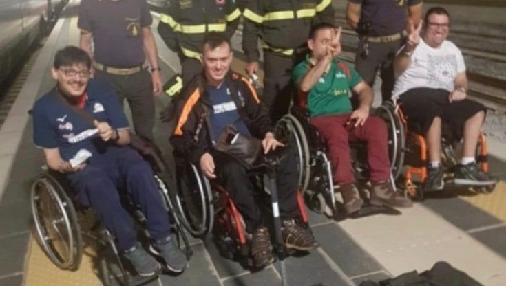 Dieci ore sul treno Roma Lecce, l'odissea di quattro atleti disabili: bloccati in carrozza senza aria condizionata fino all'arrivo dei pompieri