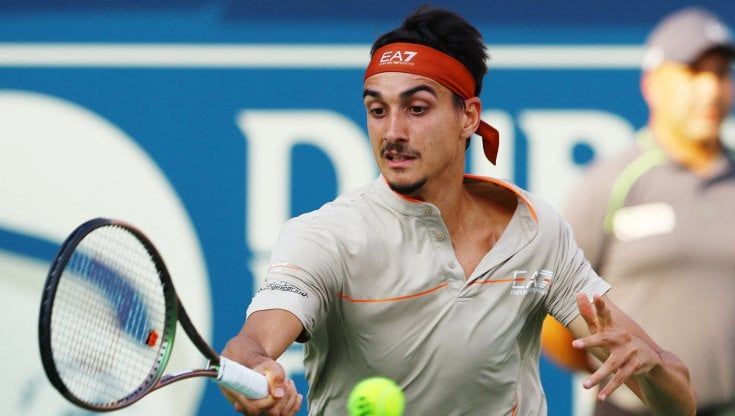 Sonego lotta ma va ko con Zverev a Dubai. Avanzano Djokovic e Medvedev