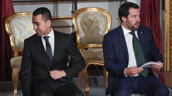 Manovra, scontro Lega-M5S. Salvini: "Senza soldi per disabili e famiglie no a reddito cittadinanza"