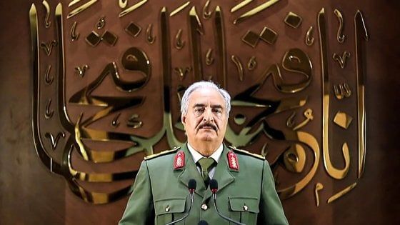 Libia, bloccato sul fronte a Tripoli Haftar annuncia il suo "golpe". Ma dagli Usa alla Russia fino all'Italia in molti criticano la sua mossa