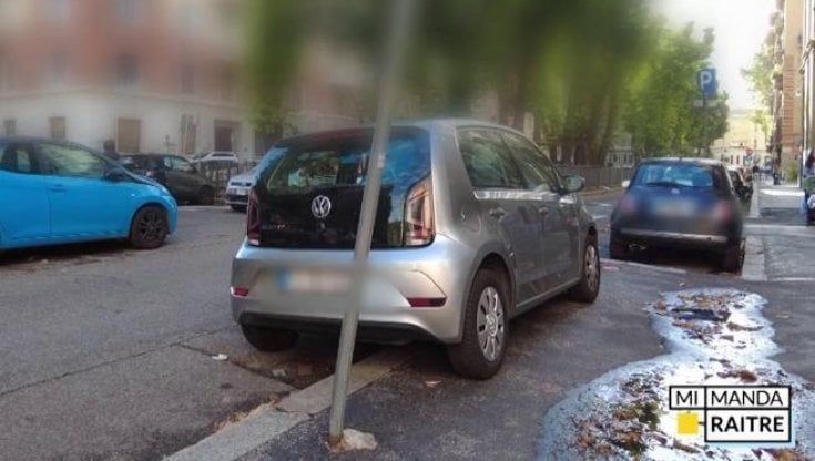 Roma, auto lasciate in un garage a pagamento spostate sulle strisce o in divieto di sosta: il video 