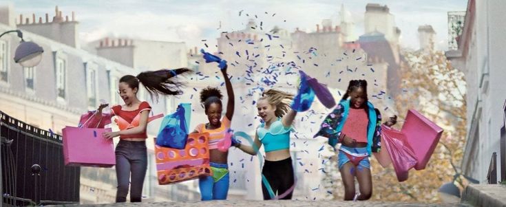 Netflix, continua la saga contro 'Cuties'. La regista Maïmouna Doucouré: "Sposo le stesse battaglie di chi critica il mio film" 