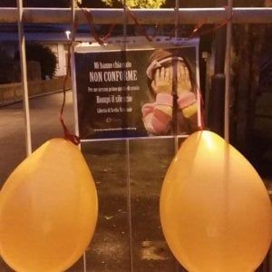 Vaccini, protesta dei free vax in Trentino: palloncini arancio per i bambini "non conformi"
