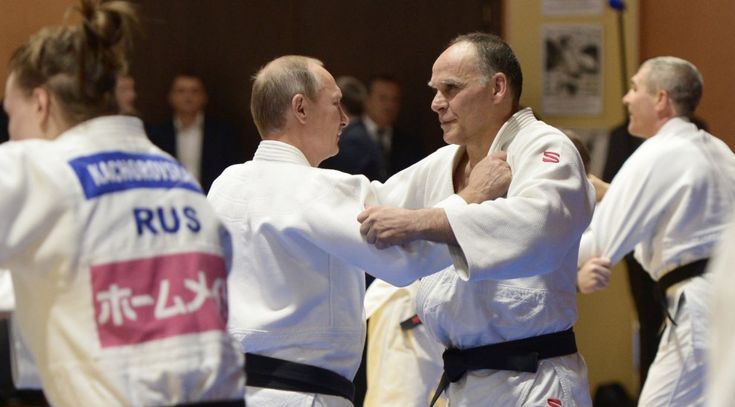 Putin judoka: combatte con il ct italiano Ezio Gamba. E gli dà cittadinanza russa