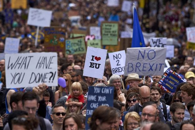 Londra, migliaia in piazza contro Brexit: slogan e le note dei Beatles