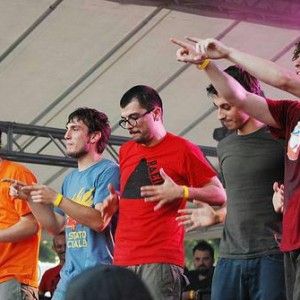 Giovani picchiati dopo il concerto de Lo stato sociale, la band: "Matrice politica"