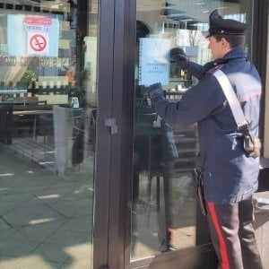 Lavino, la questura chiude per 15 giorni il bar della festa latinoamericana in piena emergenza coronavirus