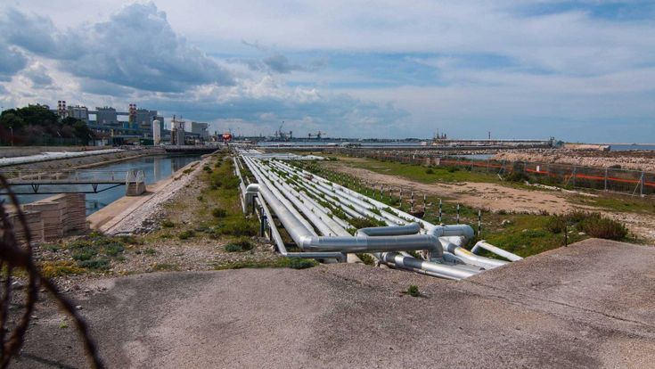 Il degrado delle infrastrutture: strade, gas, energia, reti impoverite da troppi utili