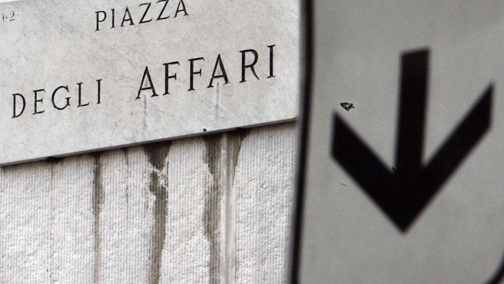Ecco il conto dello spread: scendono le banche, Borsa ferma