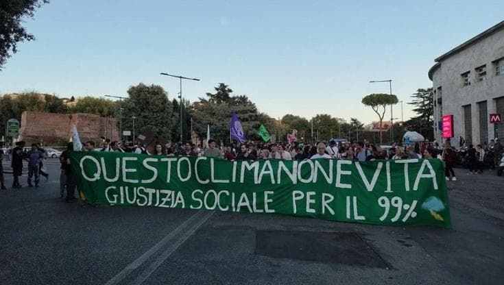 Fridays for Future in corteo a Roma: "Soldi non vadano al riarmo ma per clima, sanità e scuola"