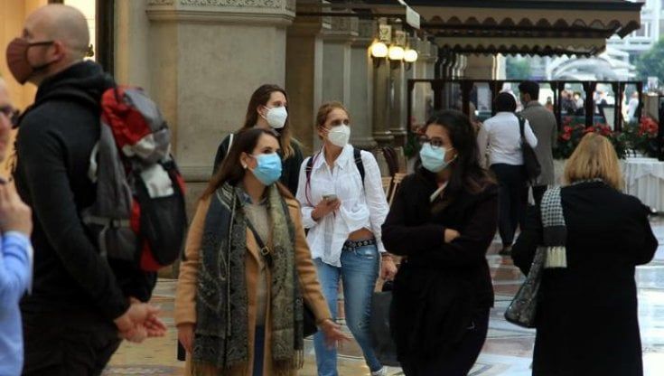 Obbligo di mascherina in centro a Milano da sabato 27 novembre al 31 dicembre e a Bergamo. Multe da 400 a 3mila euro