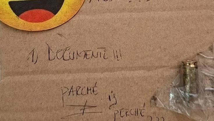 Napoli, intimidazione alla polizia municipale di Secondigliano: un proiettile sul cancello