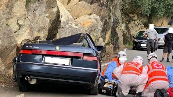 Frana in Valtellina, masso schiaccia un'auto di passaggio: 55enne salvato da un carabiniere