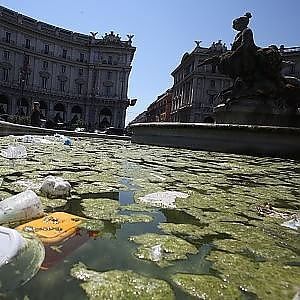 Le ninfe di Rutelli nel mare amaro dell'immondizia