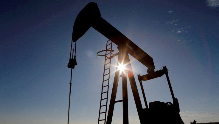 Russia-Ucraina, il conto delle tensioni si scarica sulla pompa di benzina: quotazioni sopra i 2 euro 