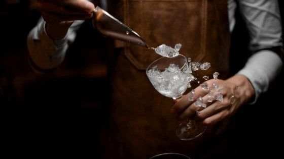 Attenzione al ghiaccio nei cocktail consumati al bar: un manuale per la sicurezza