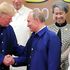 Un sorriso e camicia vietnamita: la stretta di mano tra Trump e Putin 