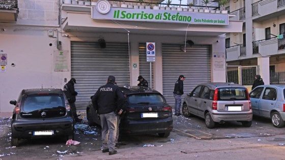 A Foggia bomba contro centro anziani: vittime già testimoni contro i clan. Conte: "Stato non abbassa guardia"