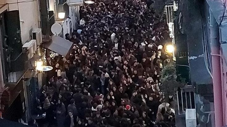 Brindisi della vigilia: a Napoli scattano piano varchi e divieto di bevande in vetro