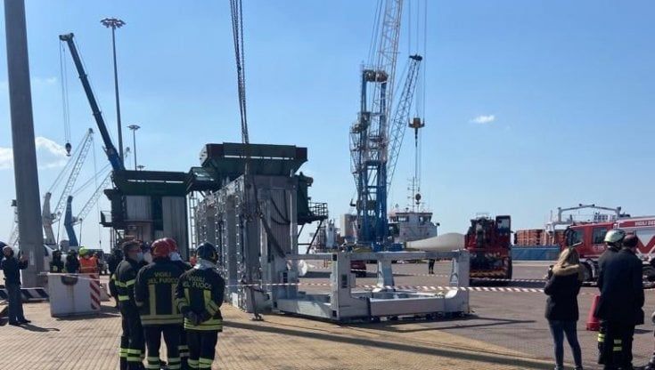 Operaio 45enne schiacciato e ucciso da un telaio, l'incidente mortale nel porto di Taranto