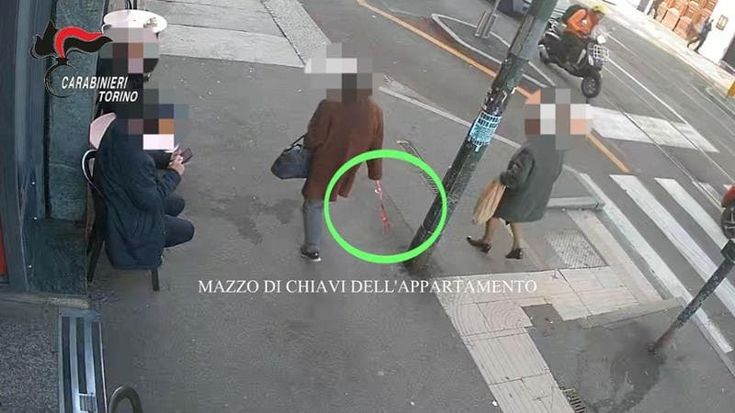 A 92 anni rapinata nell’androne di casa, l’aggressore l’ha seguita mentre tornava dal mercato /Video