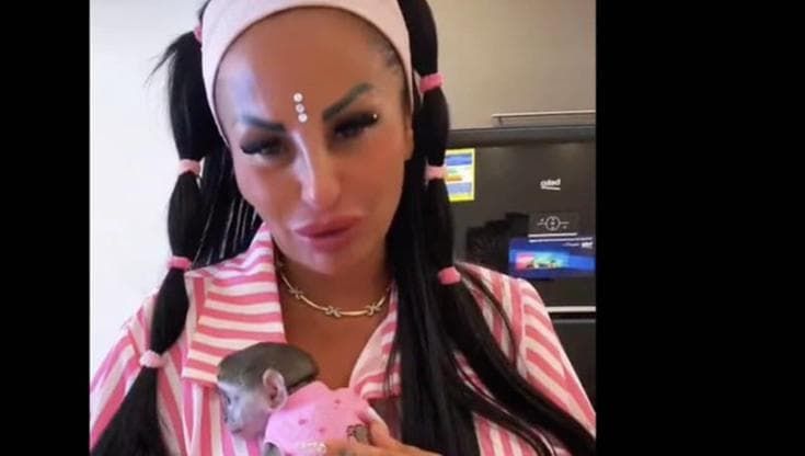Rita De Crescenzo e la scimmia, rischio emulazione. Oltre 20.000 firme per bloccarle i social