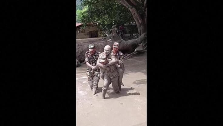 Nepal, i militari trasportano sulle spalle sopravvissuti scioccati e coperti di fango