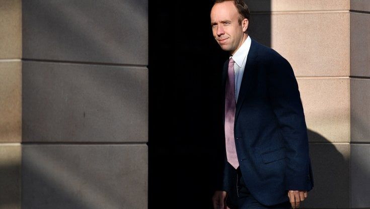 Regno Unito, l’incredibile caduta di Matt Hancock: da ministro-star a mangiatore di genitali di canguro