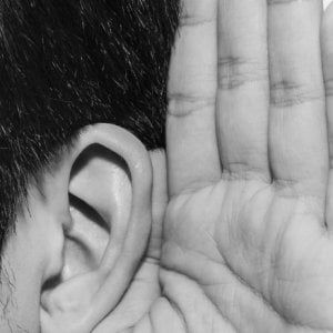 Calo dell’udito, interessa 7 milioni di italiani ma oltre la metà non usa apparecchi acustici