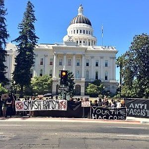 Sacramento, feriti durante le proteste contro il sit in di un gruppo neonazista