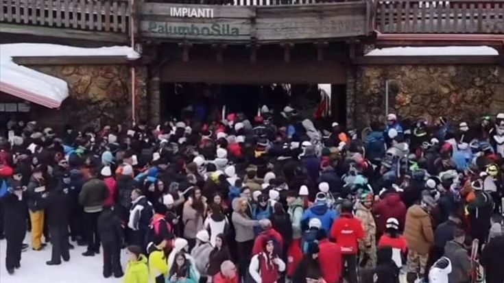 Crotone, duemila persone prendono d’assalto Cotronei per una festa abusiva in vetta, 9 denunce