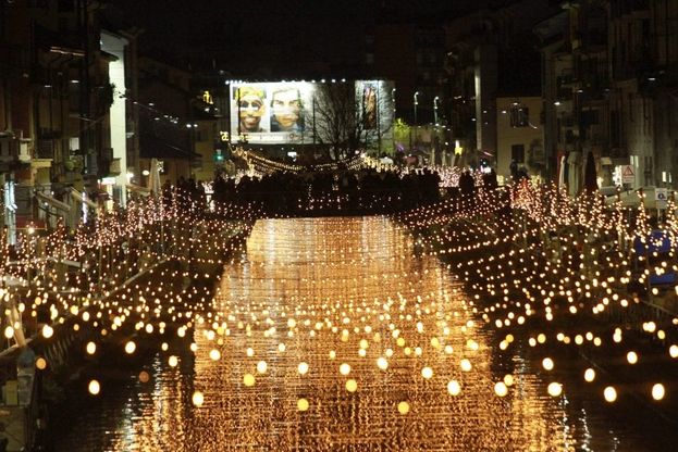 Milano, è già Natale sul Naviglio grande: si accendono le mille luci sull'acqua