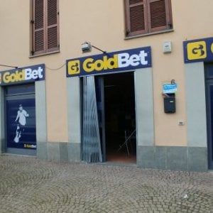 Borgaro Torinese, assaltano un centro scommesse e poi speronano l'auto dei carabinieri
