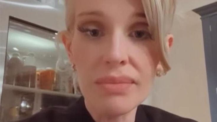 Kelly Osbourne e il dimagrimento: “F**k you, dopo la morte di papà fatico ad alzarmi dal letto”