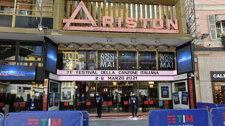 Luci in teatro e città deserta. Le due facce di questo Sanremo
