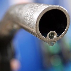 Il petrolio fa scendere la spesa energetica italiana, ma le tasse spingono la benzina