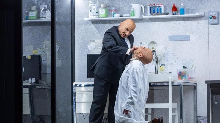 “Baraonda”, un duello tra maschere stupefacenti. La recensione