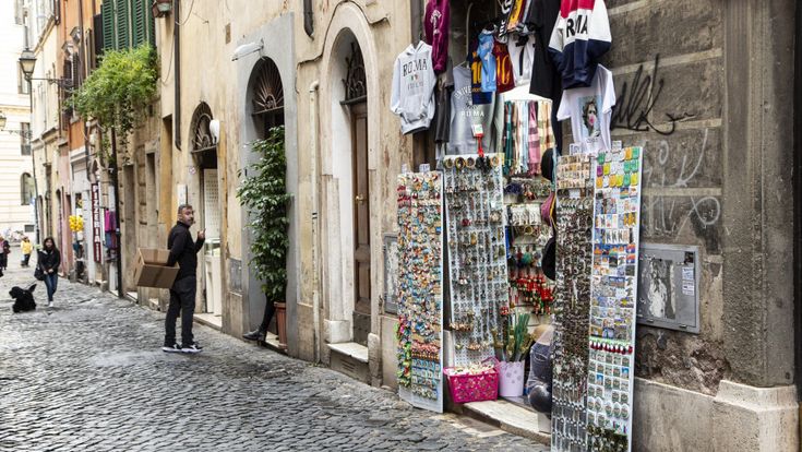 Regolamento fallace e pochi controlli. La battaglia persa a Roma contro il degrado