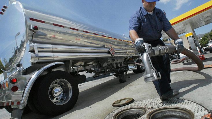 Benzina, la gelata estiva: prezzi ai minimi dal 2016 e lo Stato perde 4 miliardi