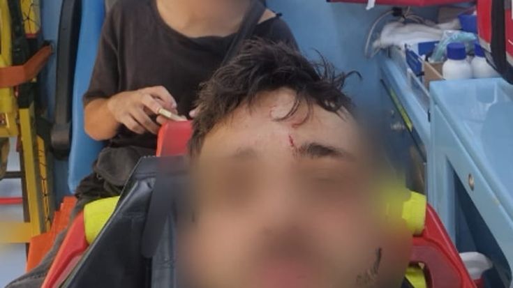 Speronati e picchiati due giovani dei collettivi: “Aggrediti per la bandiera della Palestina”