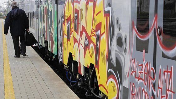 Sorpreso mentre "dipinge" sui treni del deposito di Torino, denunciato giovane writer