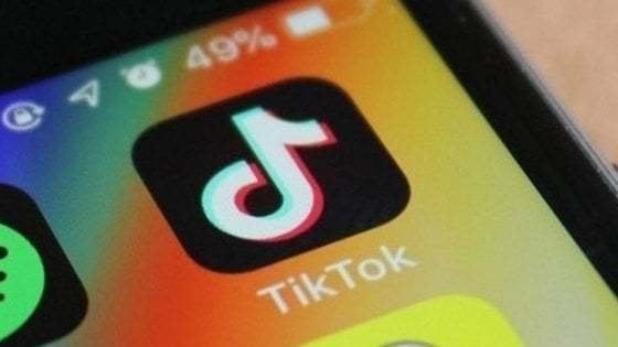 TikTok insidia YouTube, i ragazzi vi passano lo stesso tempo