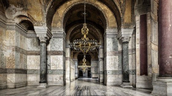  “Da Napoli a Istanbul”: le immagini del nuovo calendario Di Meo