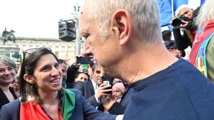 Milano, Schlein si immerge tra i 100mila in piazza per il 25 Aprile: “Lottiamo per la difesa della Costituzione”