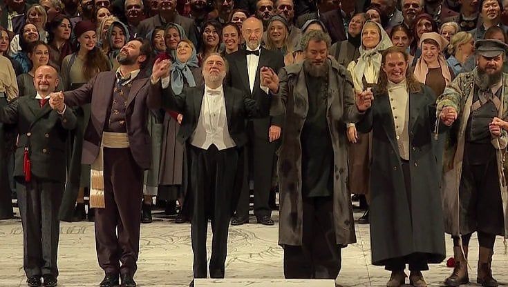 Prima della Scala: standing ovation di 13 minuti per il 'Godunov'. Cinque minuti di applausi per Mattarella nel palco con Von der Leyen 