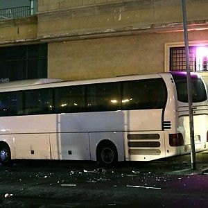 Trastevere, pullman sbanda e finisce contro il muro di un bar: 7 feriti