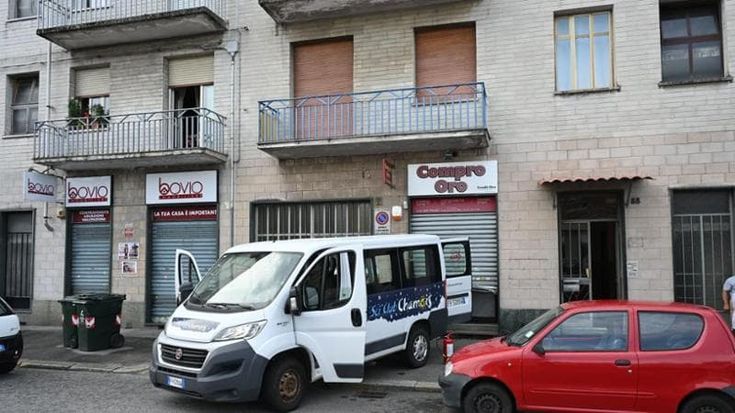 Spaccata al compro oro di strada San Mauro: furgone dello sci club usato come ariete