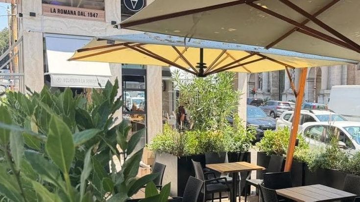 Piazzale Flaminio, lo storico Caffè dell’Orologio cambia insegna (per i turisti): arriva La Romana