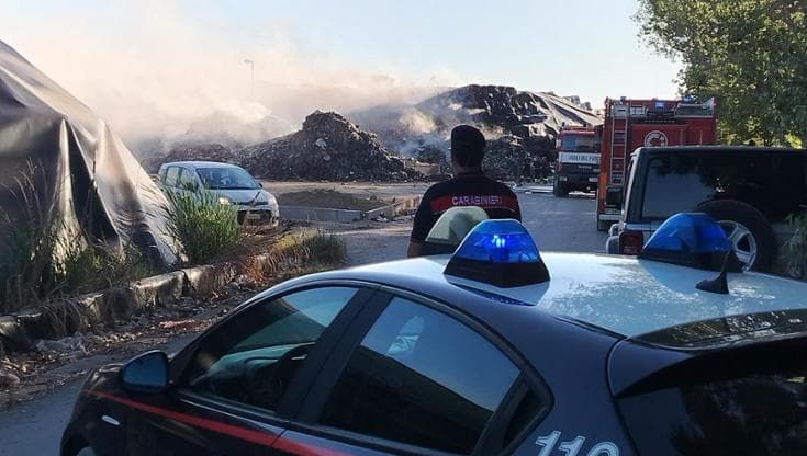 Giugliano, rogo a Taverna del re nel sito di stoccaggio delle ecoballe